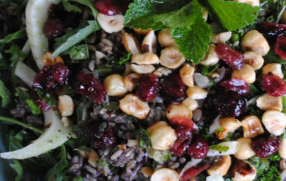 Mavrična solata s tuno in lešniki